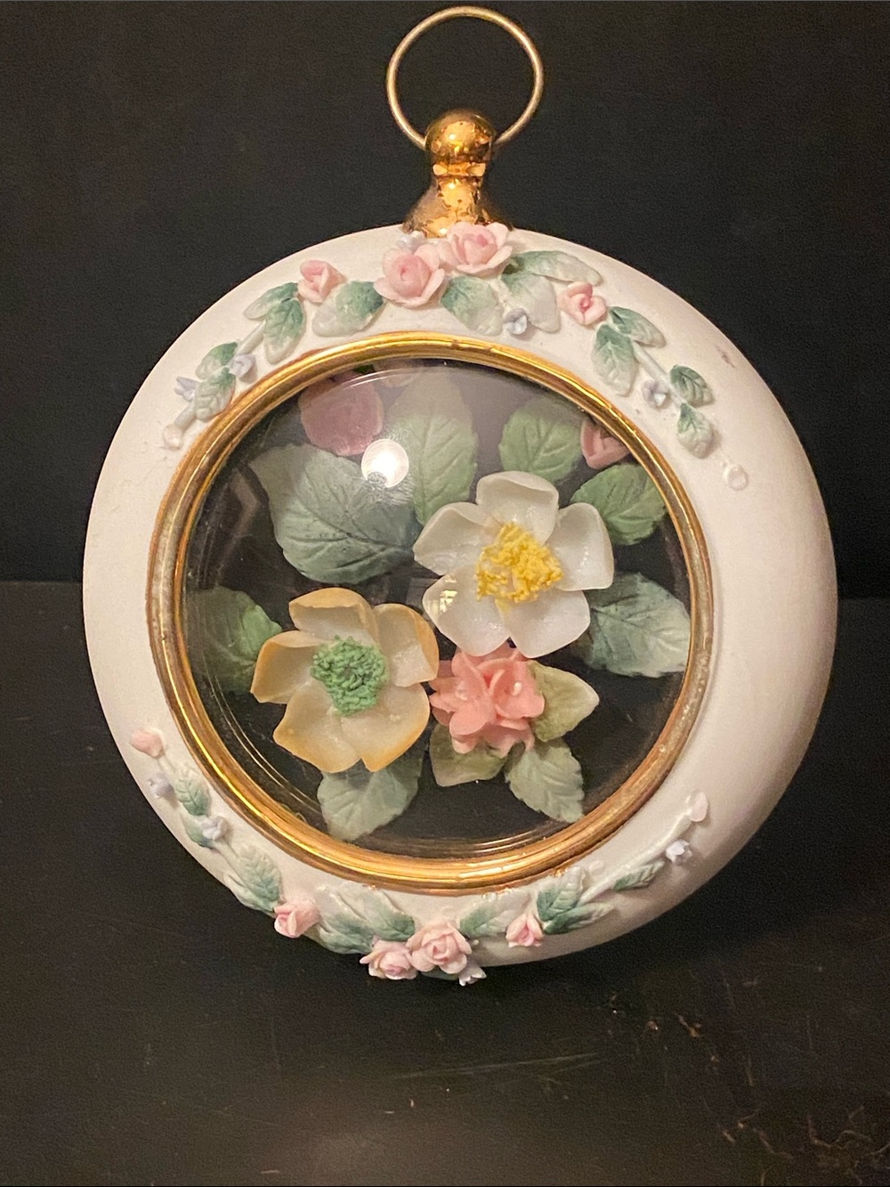 Lefton Convex Enclosed Porcelin/China Bouquet Wall Hanging 4.5”